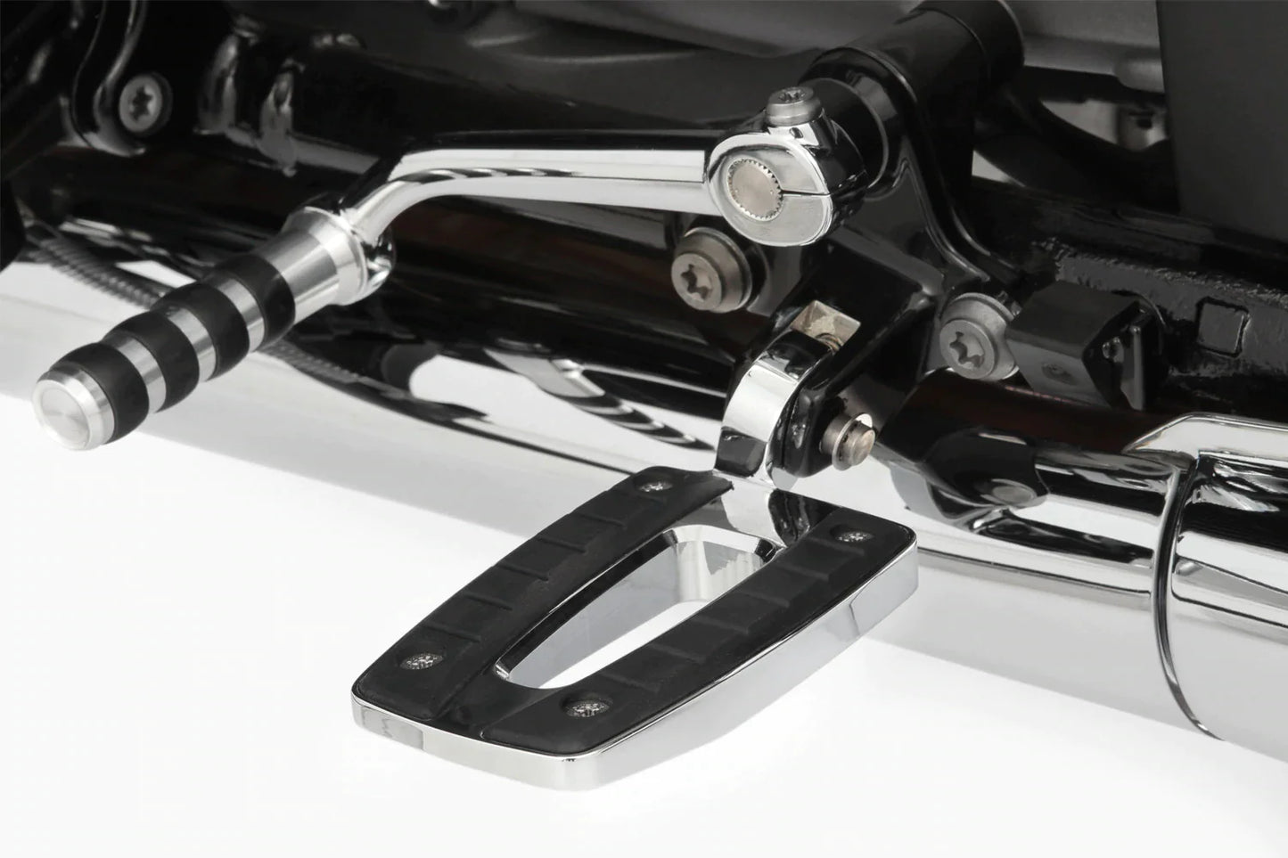 BMW R18 Ergonomics - Footpegs - Wunderlich